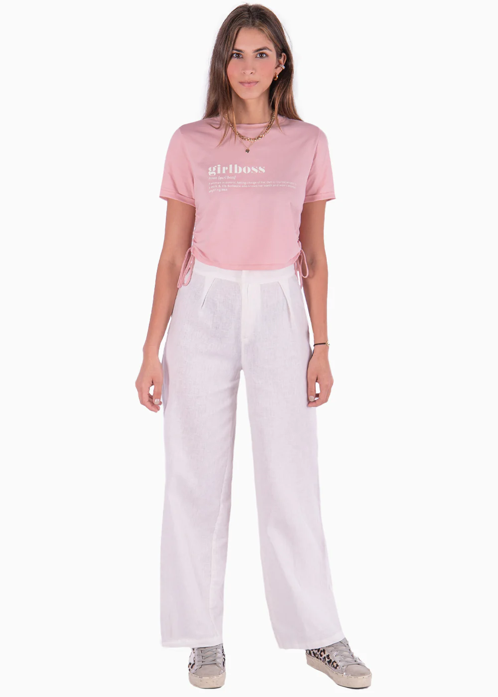 Camiseta corta con recogidos en costados y estampado "Girlboss" - Image 3