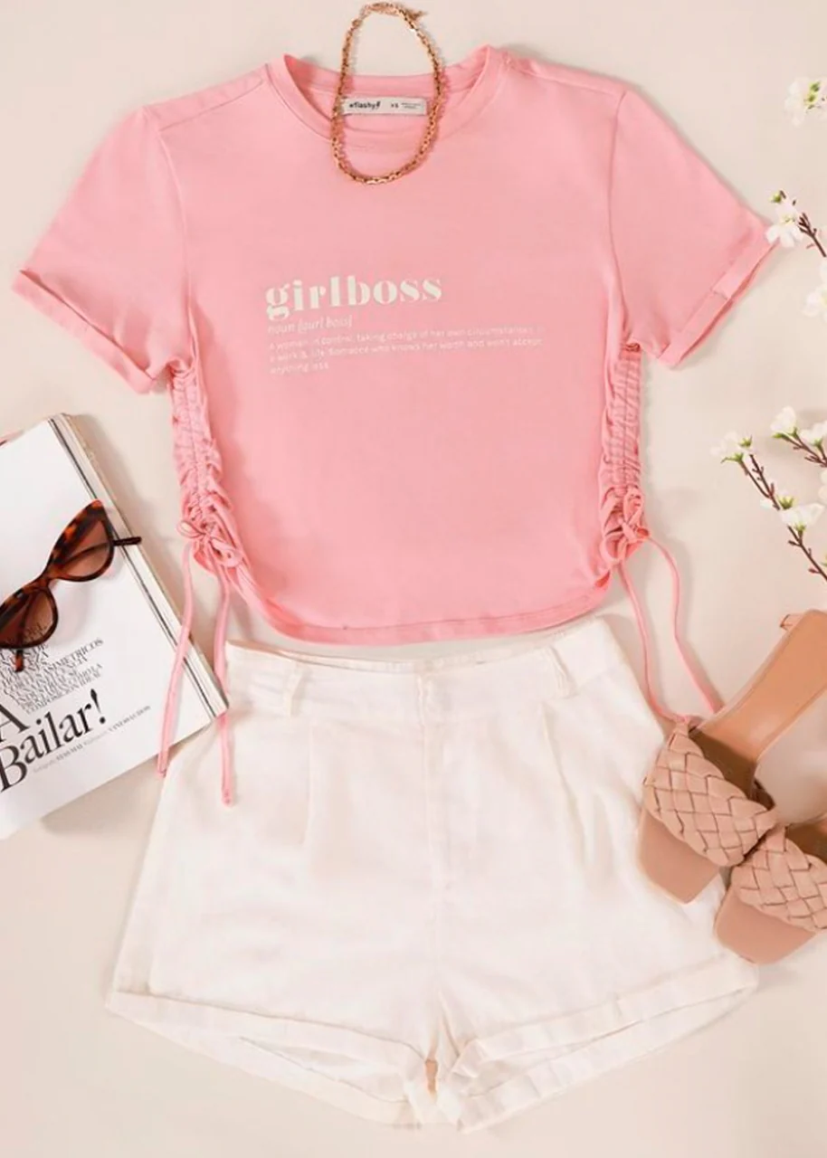 Camiseta corta con recogidos en costados y estampado "Girlboss" - Image 5