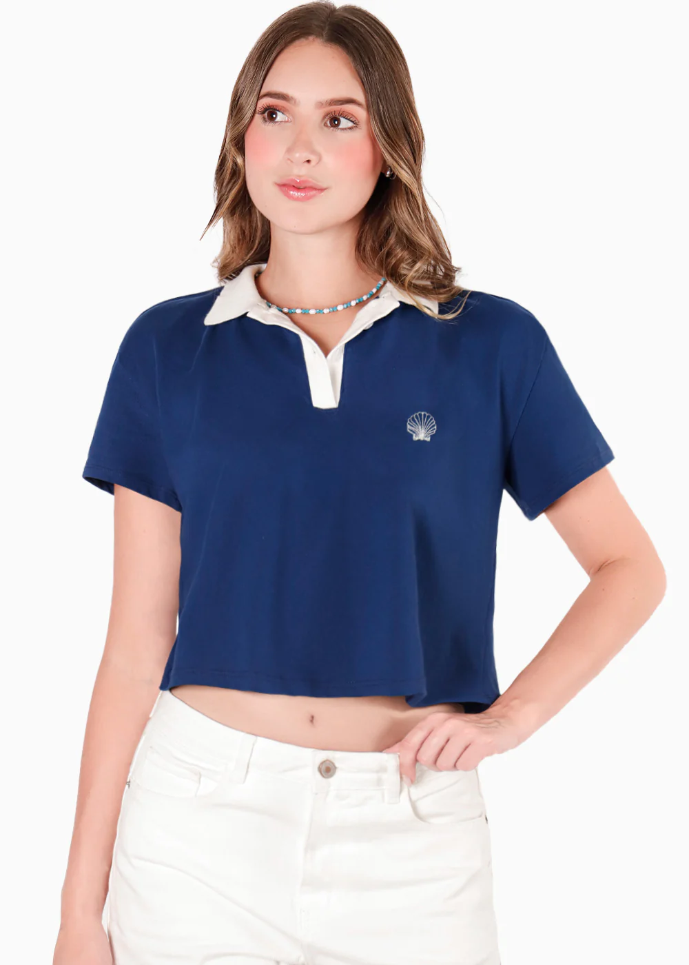 Camiseta tipo polo cropped con perilla, cuello en contraste y bordado - GERBERA