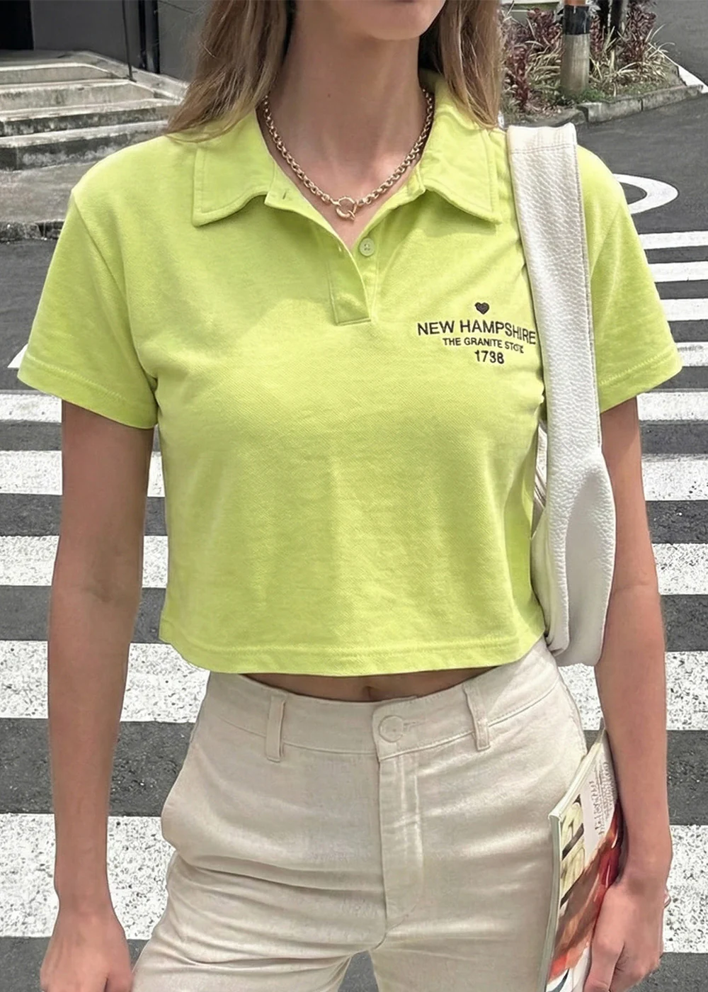 Camiseta tipo polo cropped con perilla, cuello y bordado - GERBERA.AMARILLO